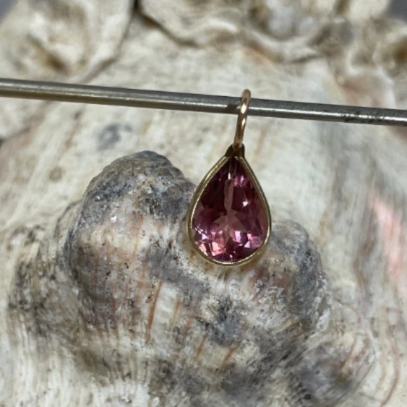 1.6CT Purplish Fuschia Tourmaline Pear Shape  14K Yellow Gold Pendant 14X6mm - Picture 5 of 7